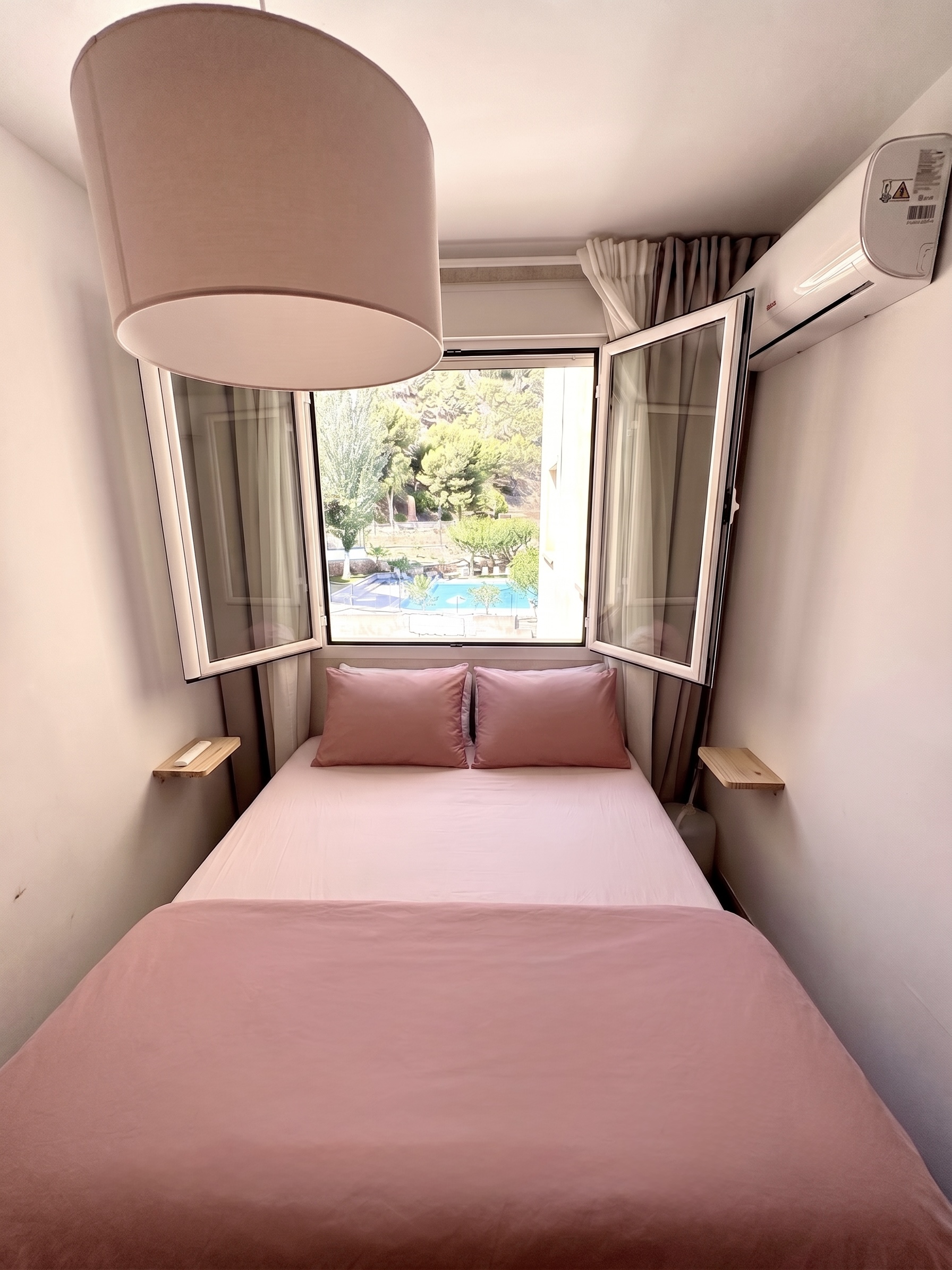 Dormitorio principal con vistas del piso en alquiler en Alhama de Almería